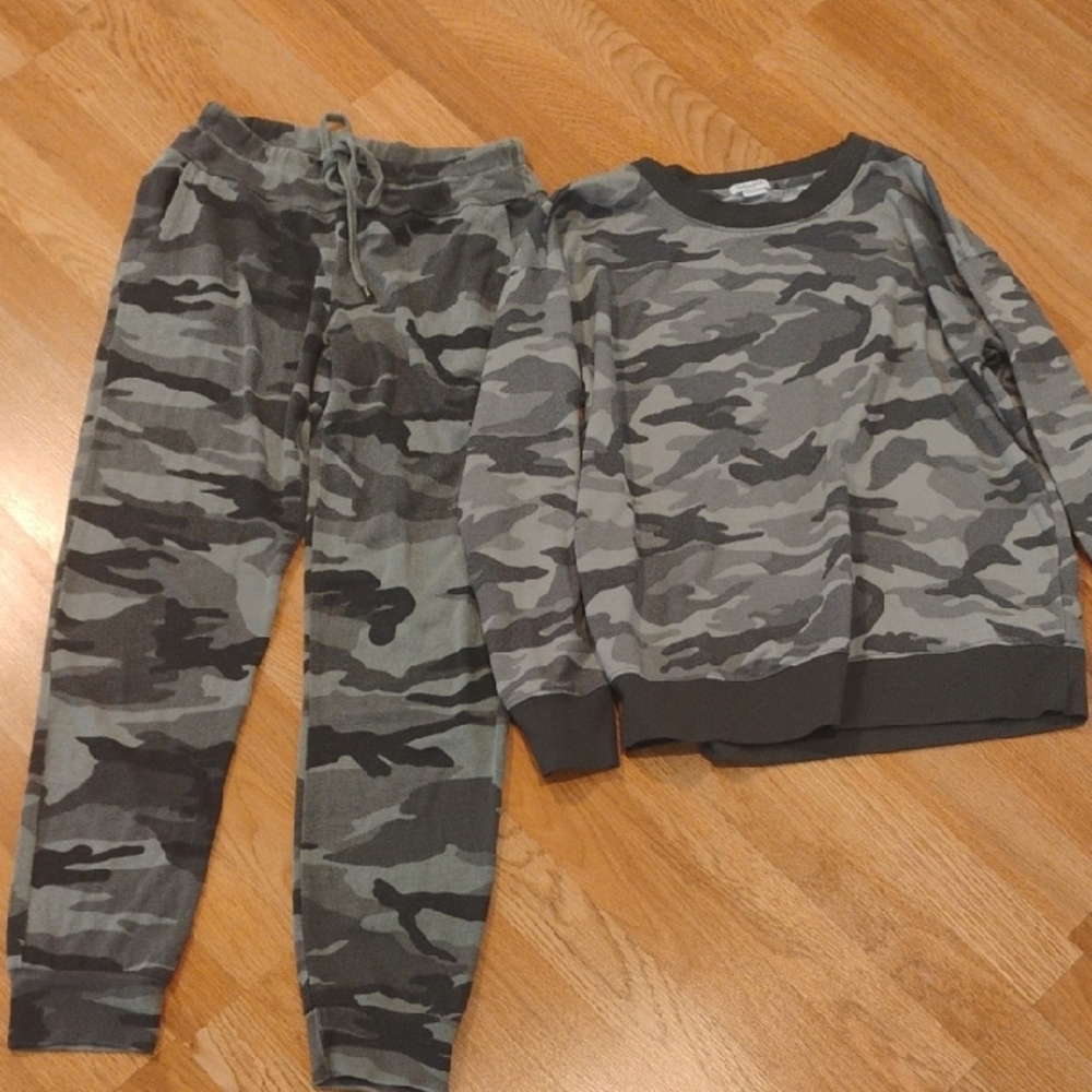 Splendid Gray Camouflage Jogger Set